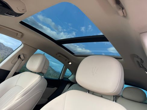 Used 2017 Maserati Levante w/ Luxury Package image 22