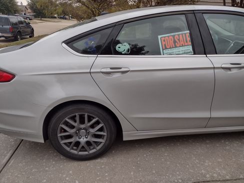 Used 2016 Ford Fusion SE image 11