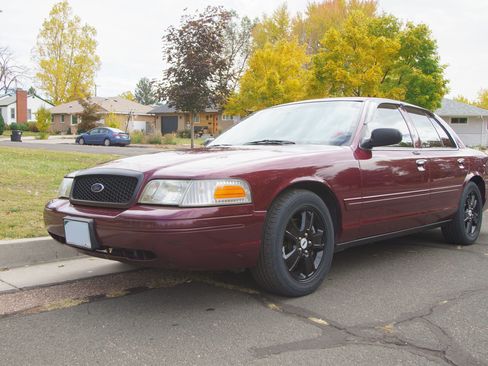 Used 2004 Ford Crown Victoria LX image 2