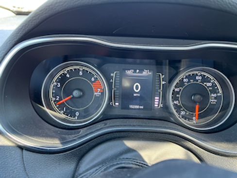 Used 2019 Jeep Cherokee Latitude Plus w/ Comfort/Convenience Group AWD/4WD image 20