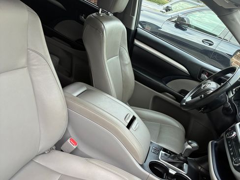 Used 2019 Toyota Highlander XLE image 18