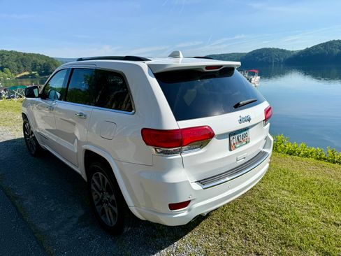 Used 2018 Jeep Grand Cherokee Overland RWD image 15