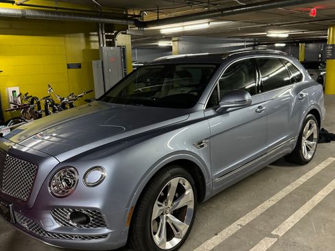 Used 2019 Bentley Bentayga image 11
