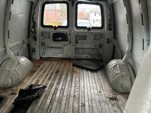 Used 2016 Chevrolet Express 2500 image 20