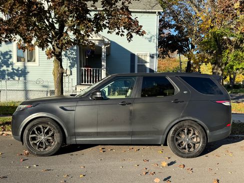 Used 2017 Land Rover Discovery SE image 1