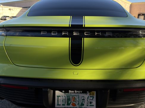 Used 2022 Porsche Taycan image 9