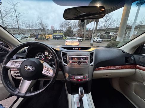 Used 2010 Subaru Outback 2.5i Limited image 10