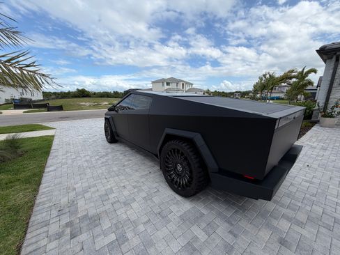 Used 2024 Tesla Cybertruck AWD Crew Cab image 8