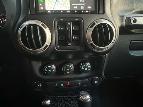 Used 2016 Jeep Wrangler Unlimited Rubicon w/ Connectivity Group image 14