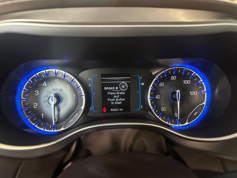 Used 2017 Chrysler Pacifica Touring-L FWD image 2