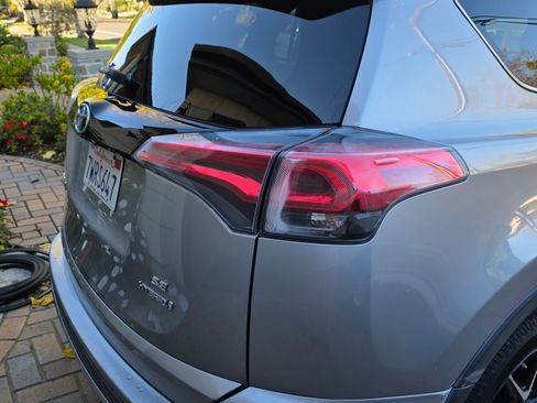 Used 2017 Toyota RAV4 SE image 4