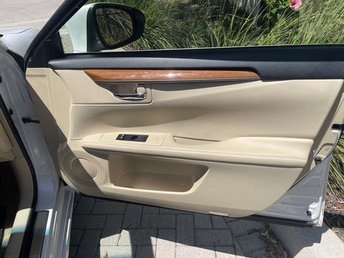 Used 2014 Lexus ES 300h w/ Luxury Package w/Bamboo Trim FWD image 20