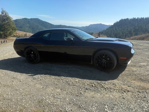 Used 2018 Dodge Challenger SXT w/ Blacktop Package image 10