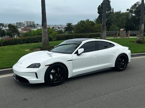 Used 2025 Porsche Taycan image 10