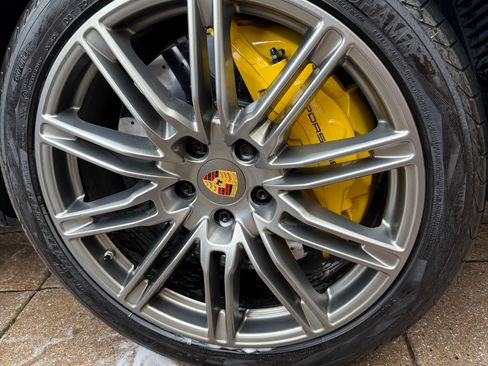 Used 2017 Porsche Cayenne Turbo S image 15