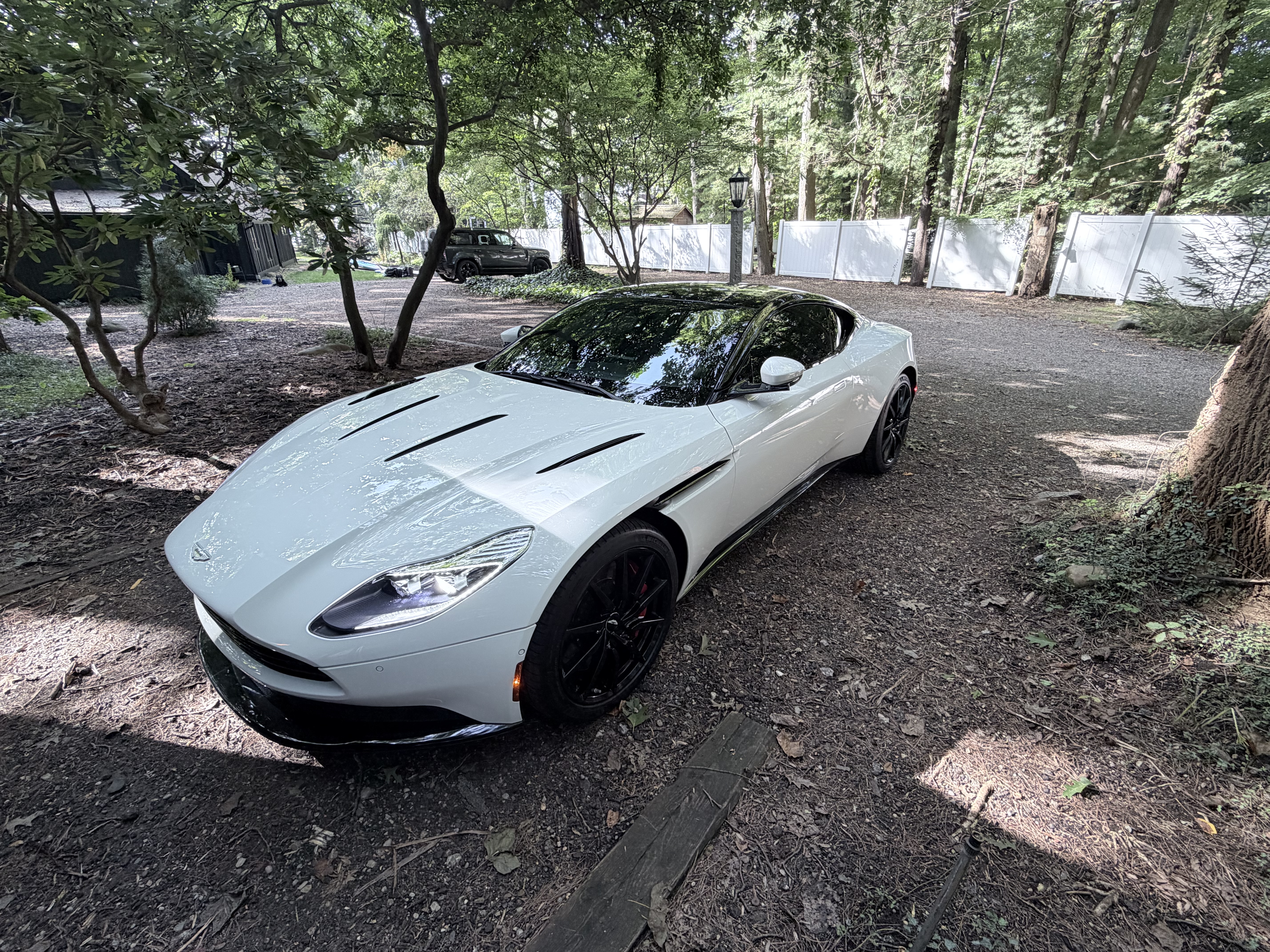 Used 2018 Aston Martin DB11 V12 RWD image 2