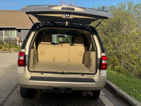 Used 2017 Ford Expedition XLT image 24