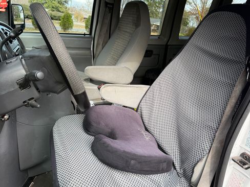 Used 2003 Ford E-350 and Econoline 350 XLT image 11