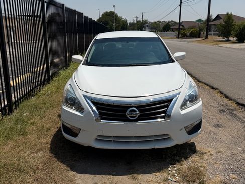 Used 2015 Nissan Altima 2.5 S w/ Power Driver Seat Package FWD image 2