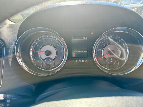 Used 2013 Chrysler Town & Country Touring image 11