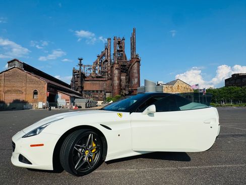 Used 2016 Ferrari California T image 22