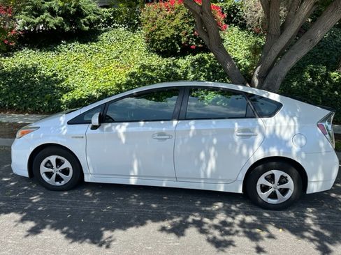 Used 2012 Toyota Prius Four image 2