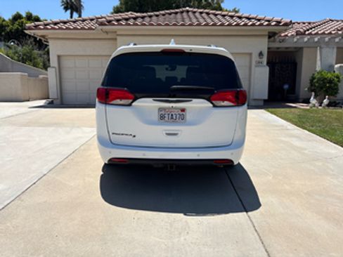 Used 2018 Chrysler Pacifica Touring-L Plus FWD image 2