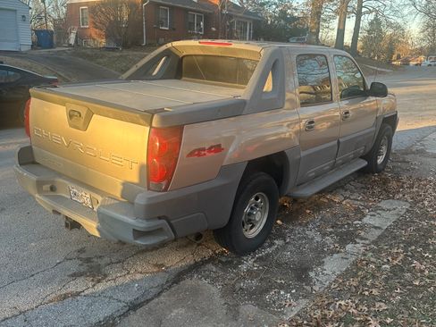 Used 2002 Chevrolet Avalanche 2500 w/ Convenience Pkg AWD/4WD image 5