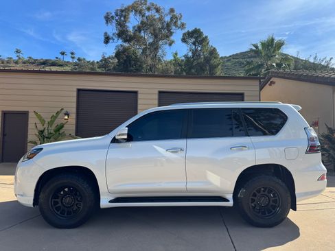 Used 2022 Lexus GX 460 Premium w/ Premium Package image 2