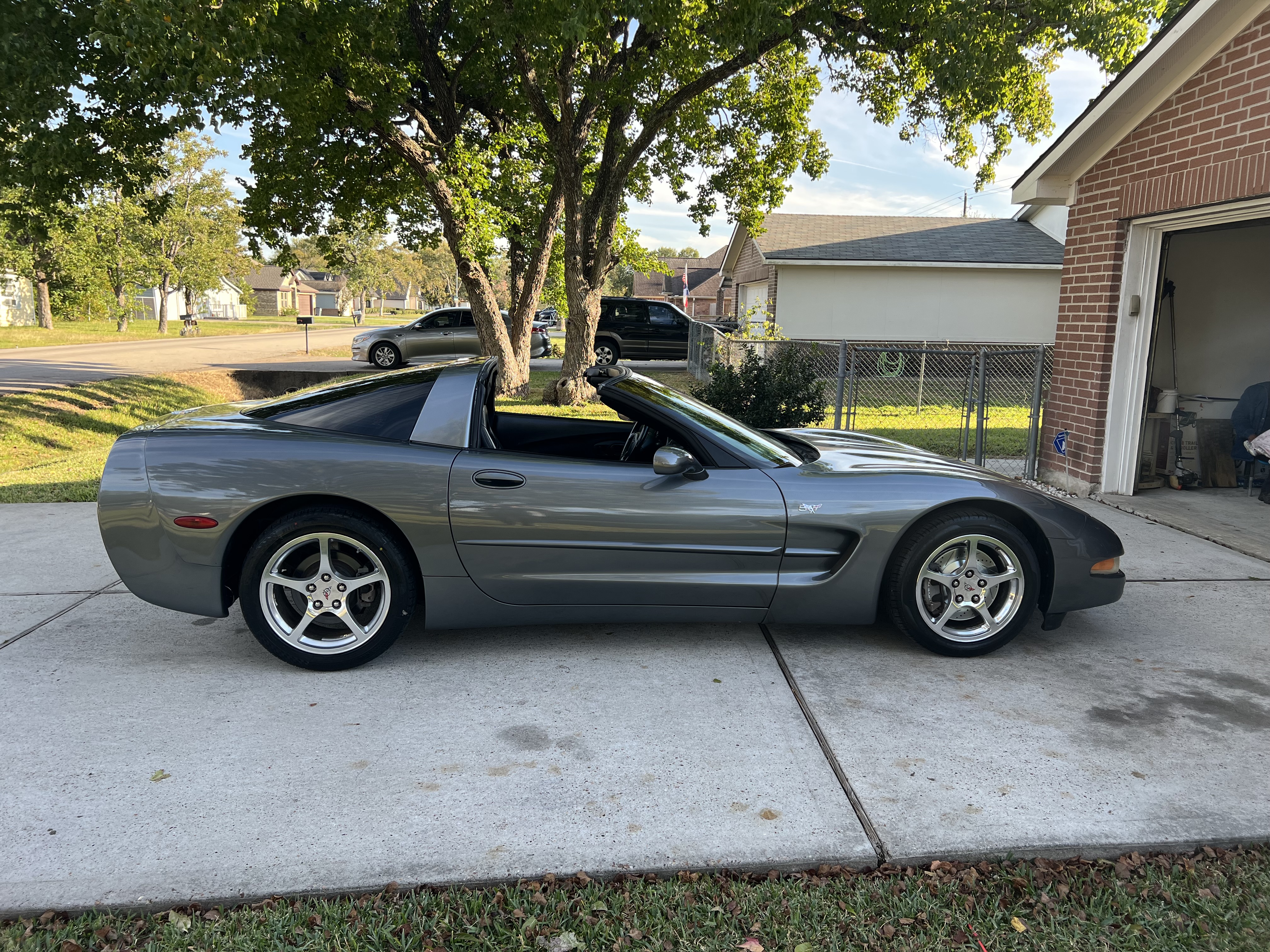 Used 2004 Chevrolet Corvette Coupe w/ Roof Package RWD image 2