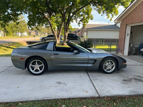 Used 2004 Chevrolet Corvette Coupe w/ Roof Package RWD image 2