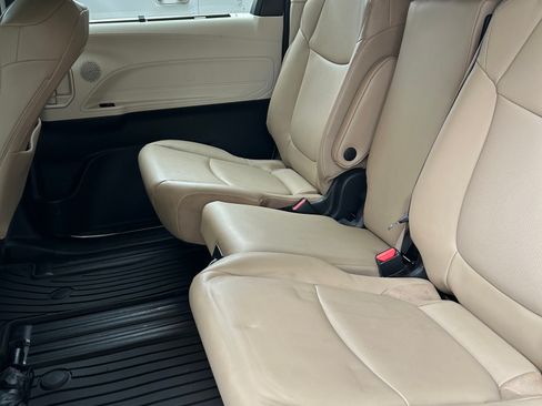 Used 2021 Toyota Sienna XLE image 8