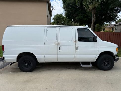 Used 2001 Ford E-250 and Econoline 250 RWD image 4