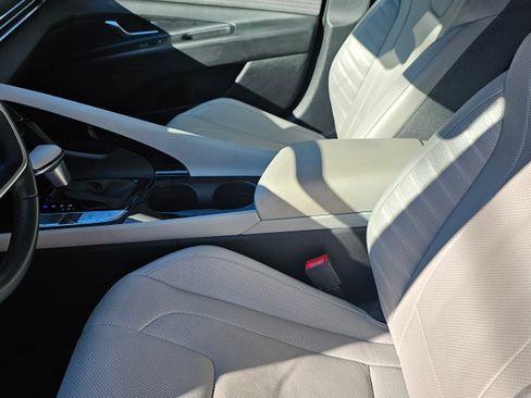 Used 2021 Hyundai Elantra Limited image 8