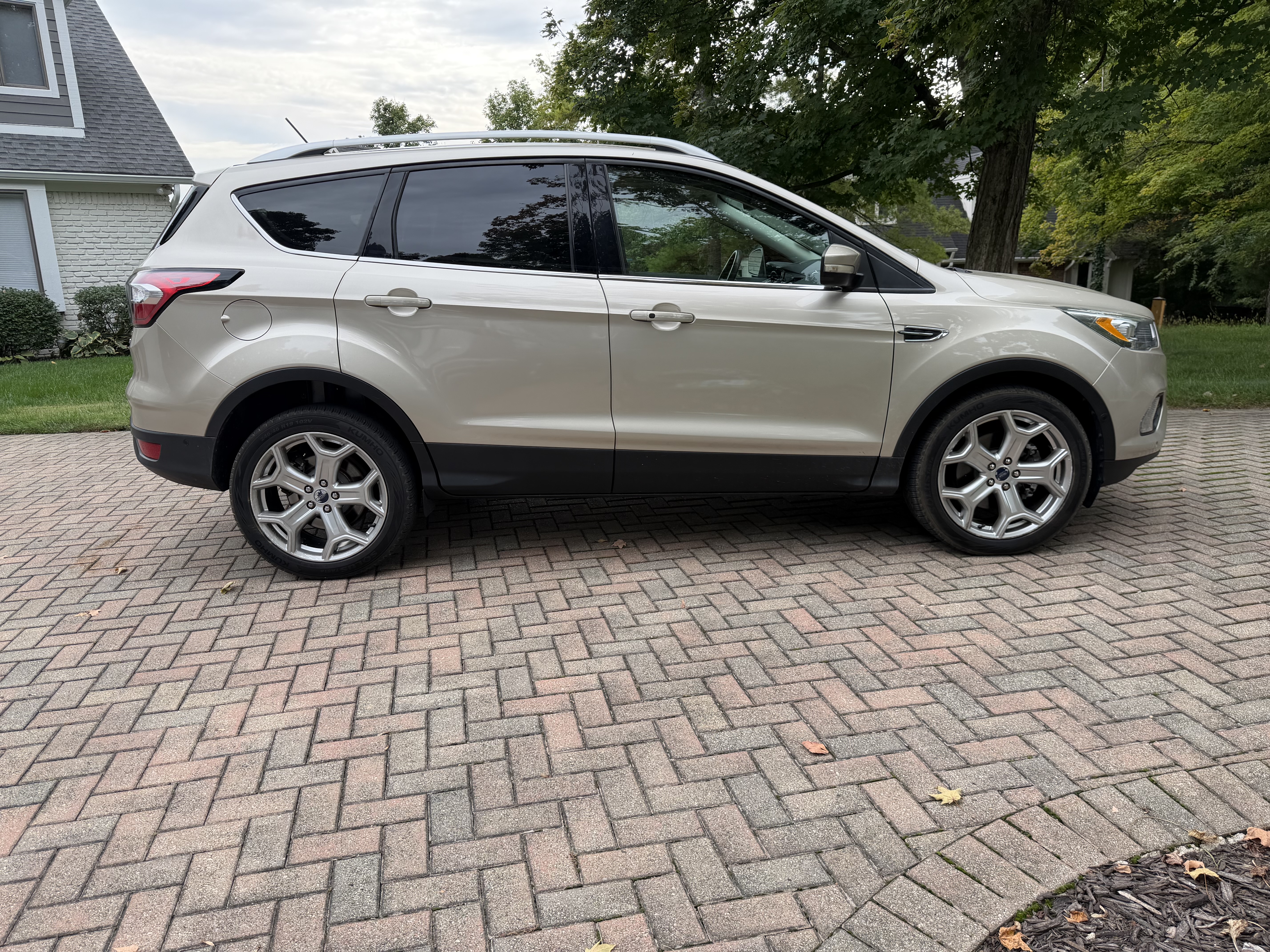 Used 2018 Ford Escape Titanium w/ Ford Safe & Smart Package AWD/4WD image 2