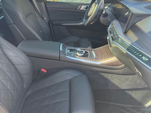 Used 2024 BMW X7 xDrive40i w/ M Sport Package image 9