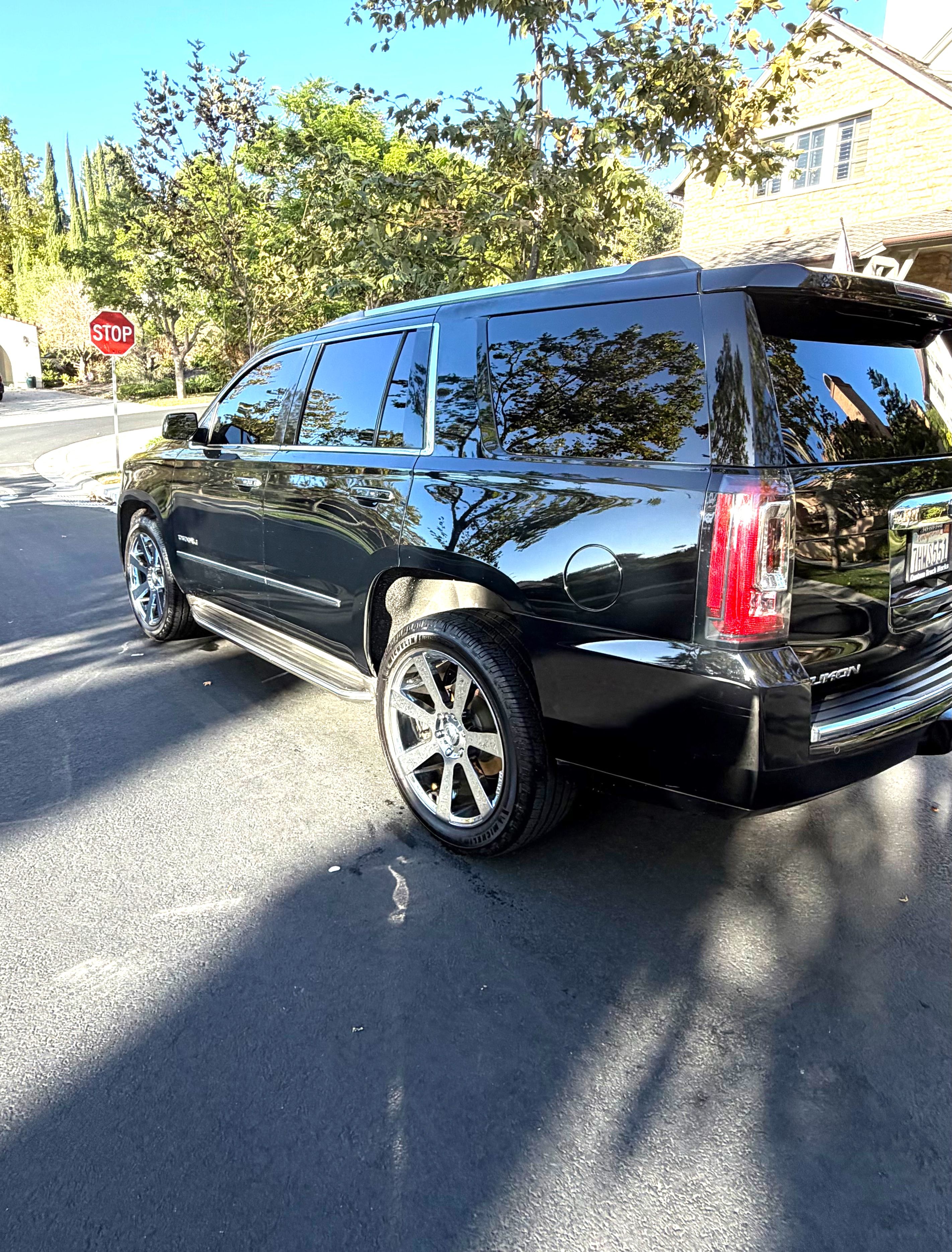 Used 2015 GMC Yukon Denali w/ Touring Package AWD/4WD image 4