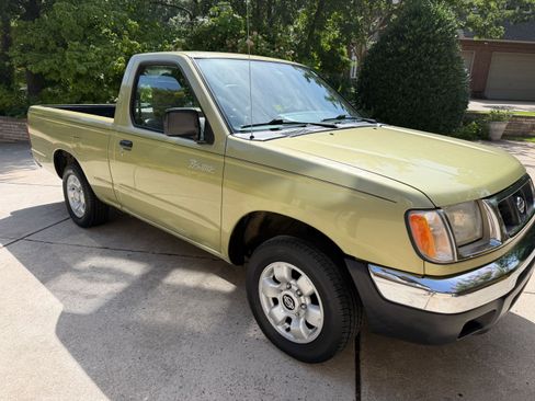 Used 1998 Nissan Frontier XE RWD image 1