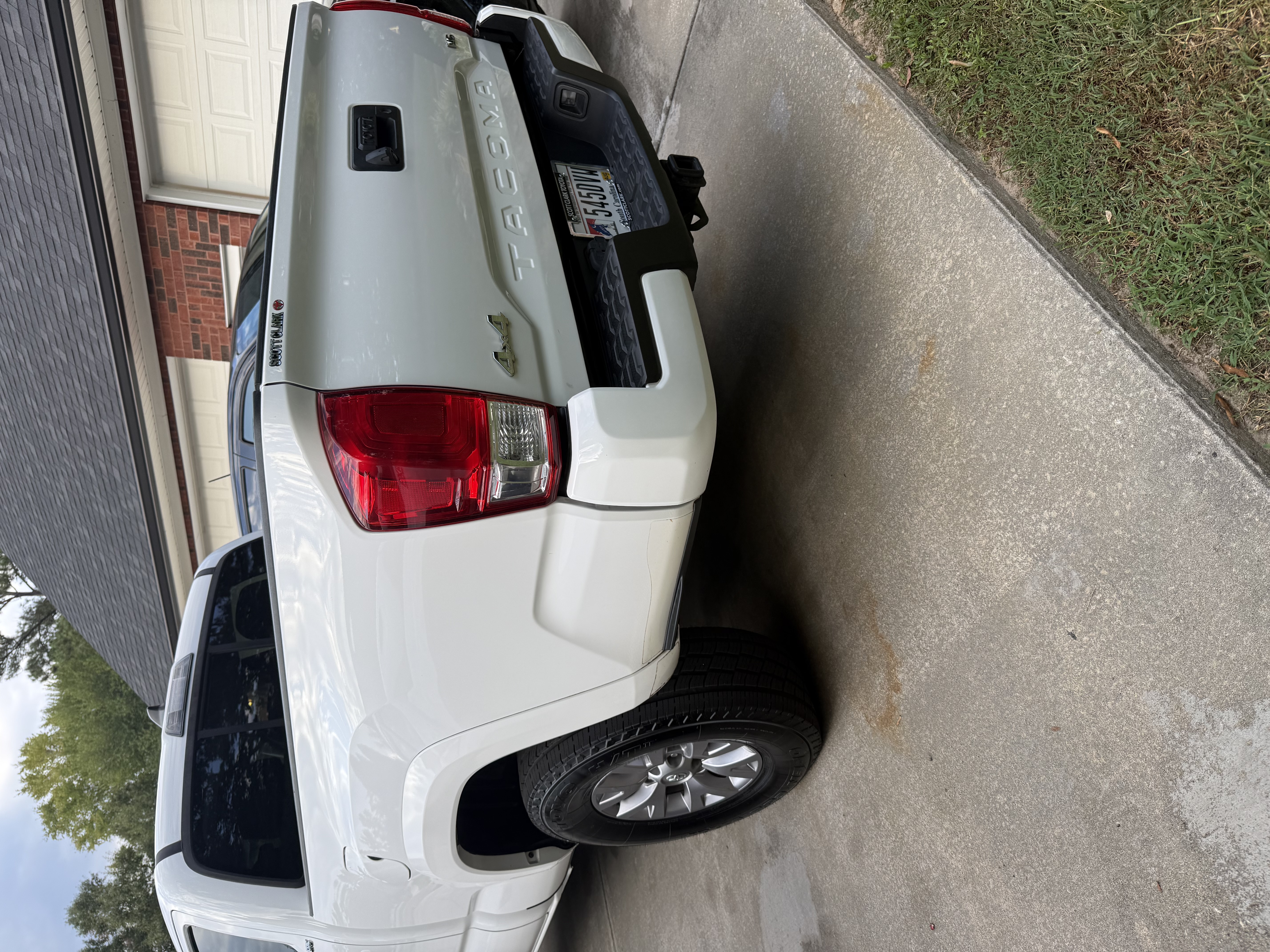 Used 2017 Toyota Tacoma TRD Sport AWD/4WD image 9