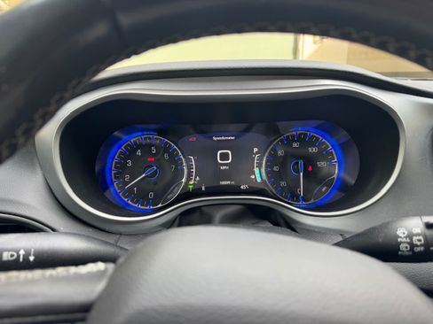 Used 2020 Chrysler Pacifica Touring-L Plus image 16