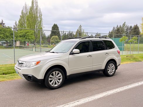 Used 2013 Subaru Forester 2.5X Premium w/ All-Weather Pkg AWD/4WD image 4