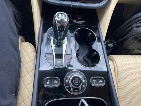 Used 2017 Bentley Bentayga AWD/4WD image 11