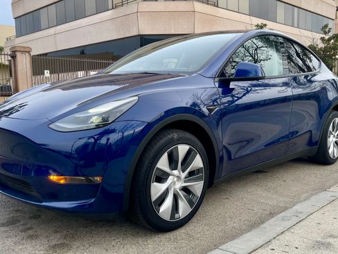 Used 2022 Tesla Model Y Long Range image 5