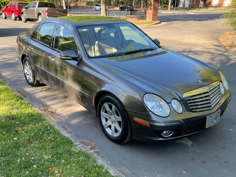 Used 2009 Mercedes-Benz E 320 E 320 BLUETEC Sedan 4D image 1