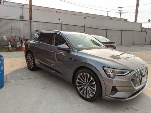 Used 2019 Audi e-tron Prestige w/ Prestige Package image 15