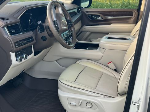 Used 2021 GMC Yukon Denali w/ Advanced Technology Package AWD/4WD image 9