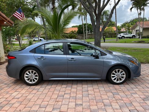 Used 2021 Toyota Corolla LE w/ LE Convenience Package image 3