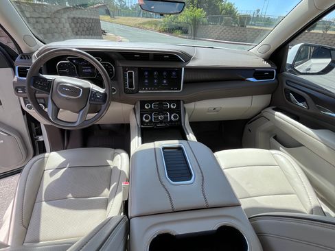 Used 2021 GMC Yukon Denali w/ Denali Premium Package AWD/4WD image 13
