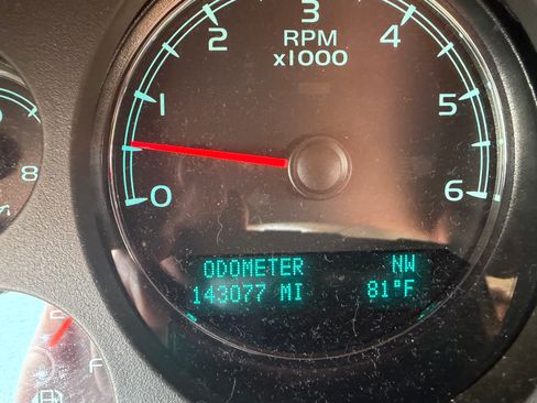 Used 2014 Chevrolet Suburban LT RWD image 13