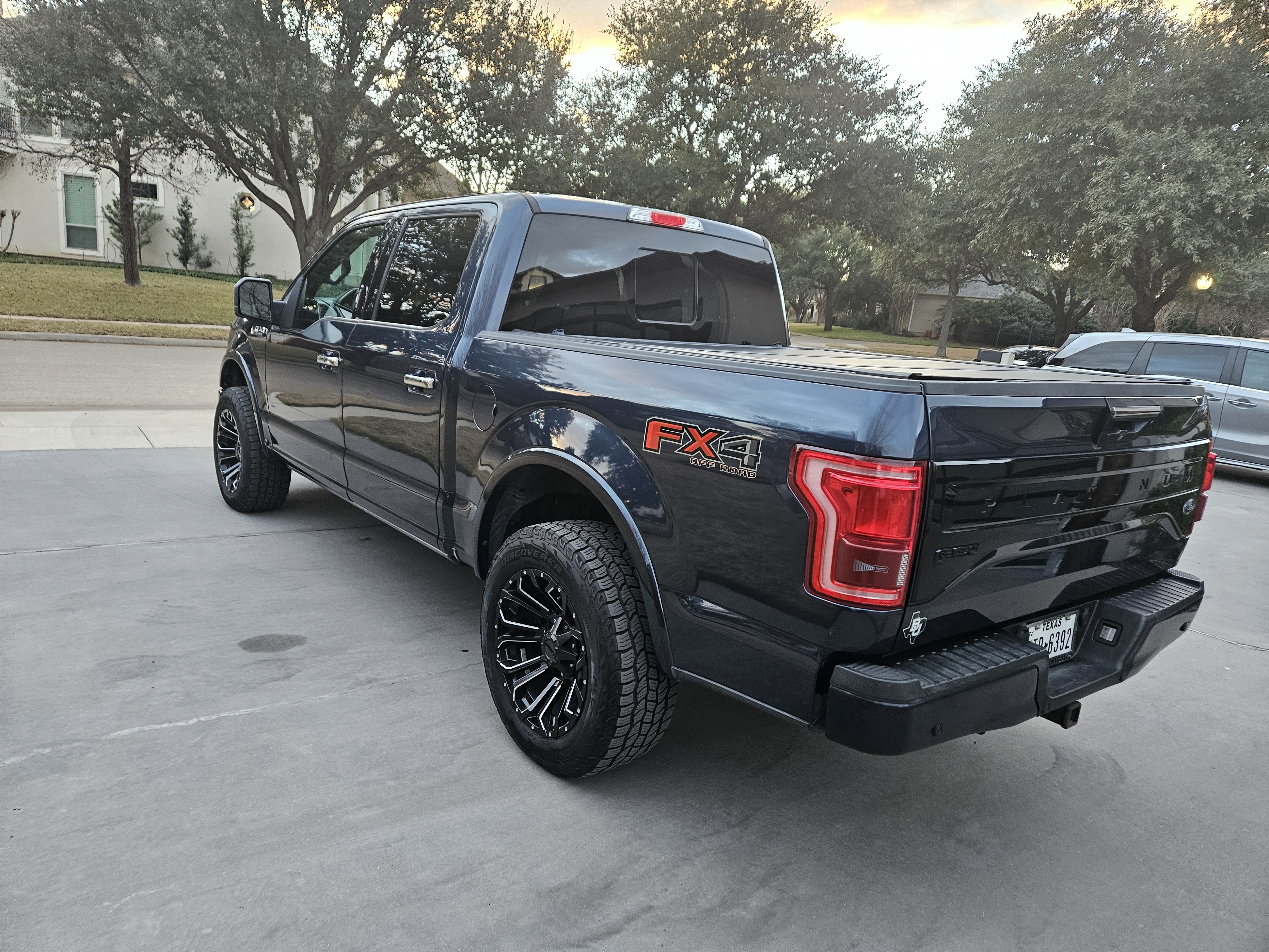 Used 2017 Ford F150 Platinum w/ Equipment Group 701A Luxury AWD/4WD image 9